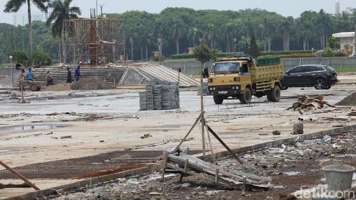 Proyek revitalisasi Plaza Selatan Monas menuai pro dan kontra imbas ratusan pohon ditebang. Aktivitas tersebut membuat kawasan Monas terasa gersang.