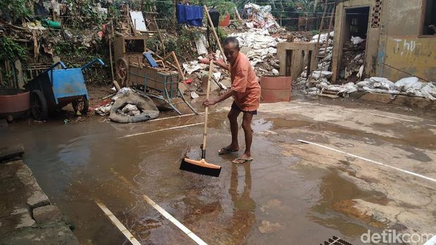 Banjir di Rawajati Surut, Warga Bersih-bersih Rumah