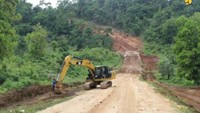 Pembangunan Lingkar Raja Ampat terkendala karena melintasi kawasan cagar alam sepanjang 113,6 Km, tepatnya pada ruas Kabare-Kapadri-Wayai (93,6 Km) dan ruas Wayai-Warsambin-Kabare (20 Km).
