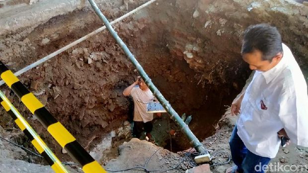 Lubang yang dibuat di area rumah Danang untuk akses masuk ke terowongan