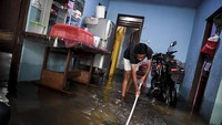 Ketinggian air di lokasi tersebut bervariasi. Belum ada laporan soal warga yang mengungsi akibat banjir yang terjadi.