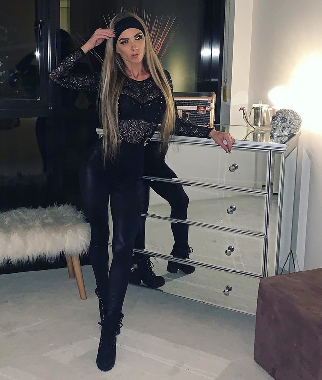 Azzra sendiri berulang kali menjadi berita utama di media lokal setelah tahun lalu polisi Australia menemukan kokain di rumahnya. Ia juga terlibat insiden menabrakkan kendaraannya ke mobil yang diparkir. Foto: Instagram