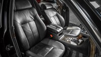 Penampakan Penampakan bagian dalam interior mobil yang menjadi saksi bisu kematian rapper Tupac Shakur pada tahun 1996 lalu. Istimewa/Dok. Celebrity Cars.