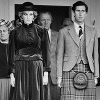 Kabarnya, Diana kehilangan gelar tersebut bukan karena keinginan Ratu Elizabeth II, melainkan Pangeran Charles. Meski tak lagi punya gelar dari monarki Inggris, Putri Diana mendapat julukan Peoples Princess dari rakyat Inggris yang memujanya. (Foto: Steve Wood/Daily Express/Hulton Archive/Getty Images)