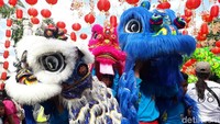 Karnaval budaya Grebeg Sudiro kembali digelar kmerin, Minggu (19/1) untuk menyambut perayaan tahun baru Imlek di Solo. Pawai barongsai dan buto mewarnai karnaval ini (Bayu Ardi Isnanto/detikcom)
