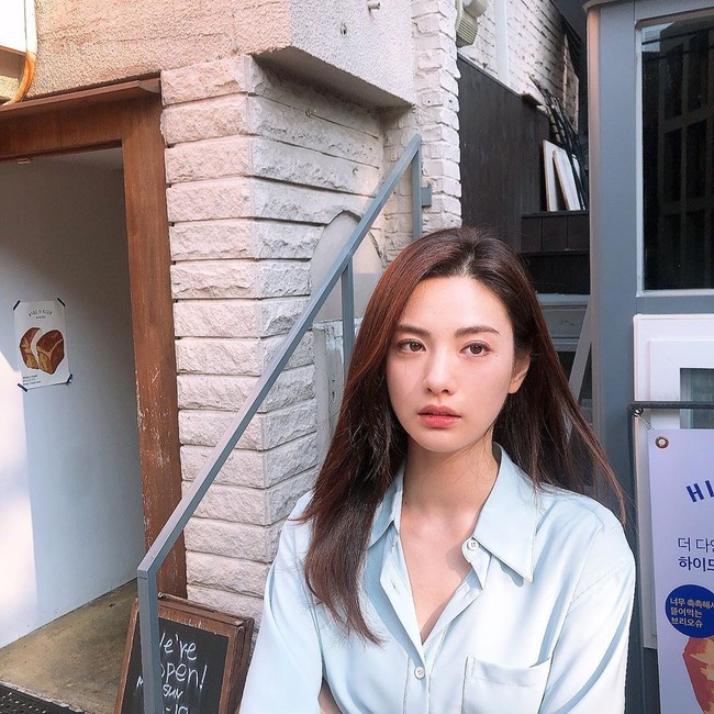 Nana mulai beralih ke dunia akting pada 2015 dengan membintangi serial drama China. Pada 2016, ia pun bermain dalam serial The Good Wife versi Korea yang mendapat respon positif. Sedangkan debut film Nana sebagai pemeran pendukung adalah dalam The Swindlers di 2017. (Foto: Instagram/@jin_a_nana)