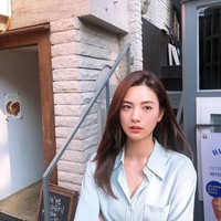 Nana mulai beralih ke dunia akting pada 2015 dengan membintangi serial drama China. Pada 2016, ia pun bermain dalam serial The Good Wife versi Korea yang mendapat respon positif. Sedangkan debut film Nana sebagai pemeran pendukung adalah dalam The Swindlers di 2017. (Foto: Instagram/@jin_a_nana)