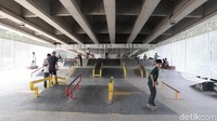 Skate park ini baru dibuka awal 2020. Banyak yang datang untuk bermain skate atau sekadar ikut nongkrong. (Foto: Nurul Khotimah/detikHealth) 