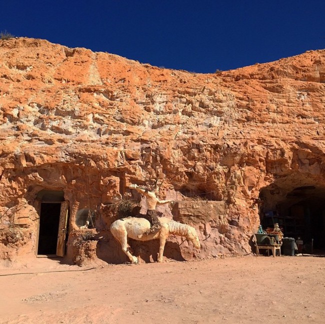 Jika kamu melihatnya sekilas mungkin tidak ada yang berbeda dari kota ini, malah kota ini terlihat seperti kota angker karena tidak berpenghuni. Namun sebenarnya kota ini bukannya tidak berpenghuni, hanya para penghuninya memilih untuk tinggal di bawah tanah. (Foto: Dok. Buzznick)