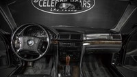 BMW Seri 7 ini dijual kondisi as is. Interiornya serba hitam. Foto: Dok. Celebrity Cars