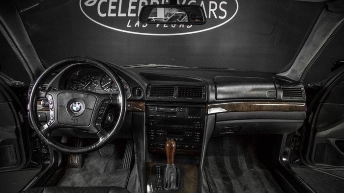 Mobil yang menjadi saksi bisu kematian rapper Tupac Shakur dikabarkan dijual. Mobil itu dijual seharga USD 1,75 Juta atau sekitar Rp 23,5 miliar. Penasaran?