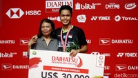 Anthony berfoto bersama sang ibunda usai berhasil menjadi juara tunggal putra Indonesia Masters 2020.