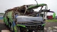 Sebuah bus pariwisata yang mengangkut puluhan wisatawan Depok terguling di Ciater, Kabupaten Subang, Jawa Barat. Bus itu pun ringsek di bagian depan bodi mobil.