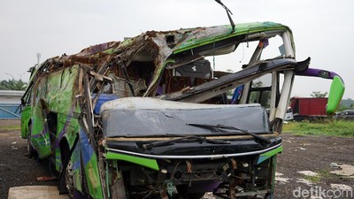 Ngeri! Penampakan Bus Maut yang Ringsek Usai Terguling di Ciater