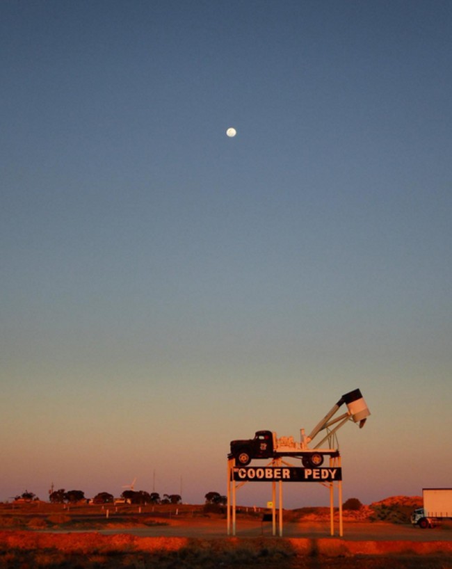 Bukannya untuk bersembunyi, melainkan karena cuaca ekstrim yang membuat para penduduk di salah satu wilayah Australia ini lebih memilih untuk membangun kehidupan di bawah tanah. Dan tidak hanya tempat tinggal, melainkan tempat ibadah dan tempat makan juga ada di kota bawah tanah ini. (Foto: Dok. Buzznick)