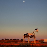 Bukannya untuk bersembunyi, melainkan karena cuaca ekstrim yang membuat para penduduk di salah satu wilayah Australia ini lebih memilih untuk membangun kehidupan di bawah tanah. Dan tidak hanya tempat tinggal, melainkan tempat ibadah dan tempat makan juga ada di kota bawah tanah ini. (Foto: Dok. Buzznick)