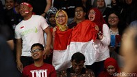Selain membawa bendera Merah Putih, tampak pula suporter mengenakan ikat kepala, pakaian, hingga stiker bergambar Merah Putih dan bertuliskan Indonesia untuk memberikan dukungan kepada 4 wakil Indonesia yang bertanding di final Indonesia Masters 2020.