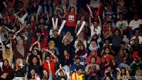 Suasana di Istora, Senayan, Jakarta, tampak meriah dengan kehadiran para suporter yang menyaksikan dan memberikan dukungan kepada para pebulutangkis yang bertanding di final Indonesia Masters 2020.