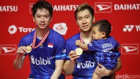 Kevin Sanjaya Sukamuljo dan Marcus Fernaldi Gideon bersama sang putra berfoto menunjukkan medali usai berhasil menjadi juara ganda putra Daihatsu Indonesia Masters 2020.