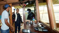 Presiden Jokowi juga menilai kesiapan faktor keamanan dan keselamatan, seperti ketersediaan pelampung, radio komunikasi di kapal, dan peralatan lainnya (Muchlis Jr/Biro Pers Sekretariat Presiden)