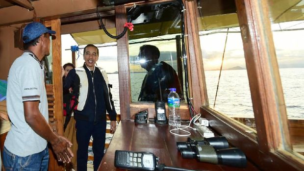 Presiden Jokowi mengcek kelaikan kapal.
