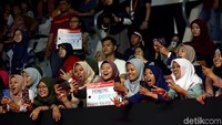 Sejumlah suporter nampak membawa berbagai aksesoris dan atribut untuk mendukung pebulutangkis idola yang bertanding di final Indonesia Masters 2020.
