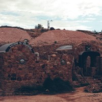 Kota bawah tanah ini bernama Coober Pedy di Australia Selatan. Para penduduk kota lebih memilih untuk tinggal di bawah tanah karena suhu yang sangat panas di siang hari dan sangat dingin di malam hari, serta kurangnya penerangan. (Foto: Dok. Buzznick)