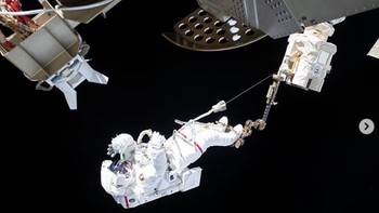 Seperti ini lah potret saat spacewalk yang dilakukan oleh astronot dari kaum adam. Berbahaya, karena harus melayang di luar angkasa, di mana nyawa taruhannya. Foto: NASA