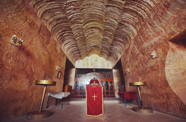 Bebatuan yang dijadikan sebagai pondasi bangunan dapat menahan suhu dari luar, sehingga suhu di dalam kota bawah tanah ini tetap stabil. Jika diperhatikan, kota bawah tanah Coober Pedy ini terlihat seperti yang ada di film-film ya? (Foto: Dok. Buzznick)