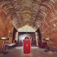 Bebatuan yang dijadikan sebagai pondasi bangunan dapat menahan suhu dari luar, sehingga suhu di dalam kota bawah tanah ini tetap stabil. Jika diperhatikan, kota bawah tanah Coober Pedy ini terlihat seperti yang ada di film-film ya? (Foto: Dok. Buzznick)