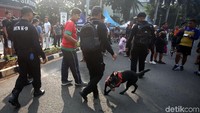 Tak sedikit warga yang antusias menyaksikan proses simulasi deteksi bom yang digelar di kawasan CFD Jakarta tersebut.