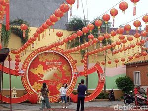 Sambut Imlek, Ratusan Lampion Hiasi Kelenteng See Hin Kiong Padang