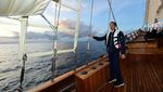 Gaya Jokowi Naik Kapal Pinisi di Labuan Bajo