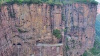 Jalan Terowongan Guoliang di China, jalan ini diukir dari sisi gunung oleh penduduk desa setempat dari kota Guoliang agar tidak terisolisasi. Istimewa/Interesting Engineering.