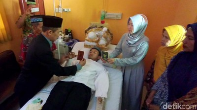 Momen Pernikahan Sepasang Kekasih di Rumah Sakit Ini Bikin Haru