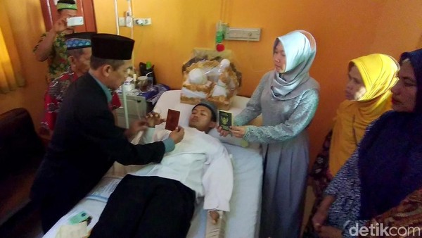 Momen Pernikahan Sepasang Kekasih di Rumah Sakit Ini Bikin Haru