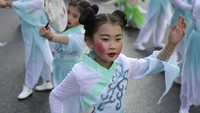 Sejumlah anak-anak menari dalam balutan pakaian tradisional China di parade menyambut Imlek di Kota Lisbon, Portugal.