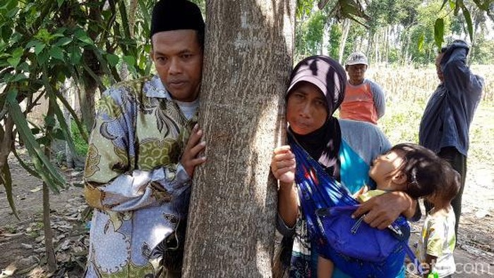 Warga masih terus datang ke lokasi pohon menangis di Jember. Tak cuma ingin buktikan apakah pohon itu mengeluarkan suara, warga pun ramai-ramai selfie di sana.