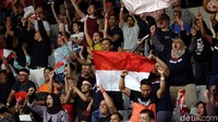Sejumlah suporter nampak membentangkan bendera Merah Putih saat memberikan dukungan kepada wakil Indonesia yang bertanding di final Indonesia Masters 2020 di Istora, Senayan, Jakarta, Minggu (19/1/2020).