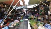 Saking uniknya, pasar ini pun ramai dikunjungi bukan buat belanja tapi melihat keunikan kereta melintas di tengah kerumunan pasar. Istimewa/Atlas Obscura.