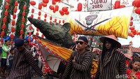 Kirab dimulai dari kawasan Pasar Gede dan Kelenteng Tien Kok Sie pada pukul 14.30 WIB. Kirab menempuh rute sejauh 3 kilometer (Bayu Ardi Isnanto/detikcom)