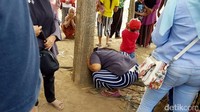 Beragam cara dilakukan warga untuk membuktikan apakah pohon itu benar-benar mengeluarkan suara. Seorang warga bahkan sampai berjongkok untuk menempelkan telinganya ke batang pohon tersebut.