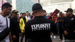 Aksi Anjing Pelacak Pamer Kemampuan Deteksi Bom di CFD
