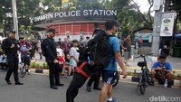 Anjing pelacak dari Unit K-9 Polri yang telah dilatih untuk dapat mendeteksi keberadaan bom mengendus salah satu tas saat melakukan simulasi deteksi bom.