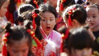 Sejumlah anak-anak berbaris menunggu giliran tampil dalam parade menyambut Imlek di Kota Lisbon, Portugal.