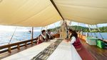 Foto: Gaya Presiden Jokowi Naik Kapal Wisata di Labuan Bajo
