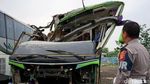 Ngeri! Penampakan Bus Maut yang Ringsek Usai Terguling di Ciater