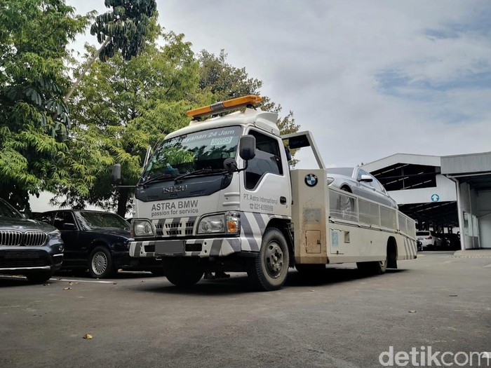 Mobil BMW terkena banjir di Jakarta,Januari 2020