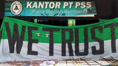 Penampakan Kantor PSS yang Dihiasi Aneka Spanduk Protes