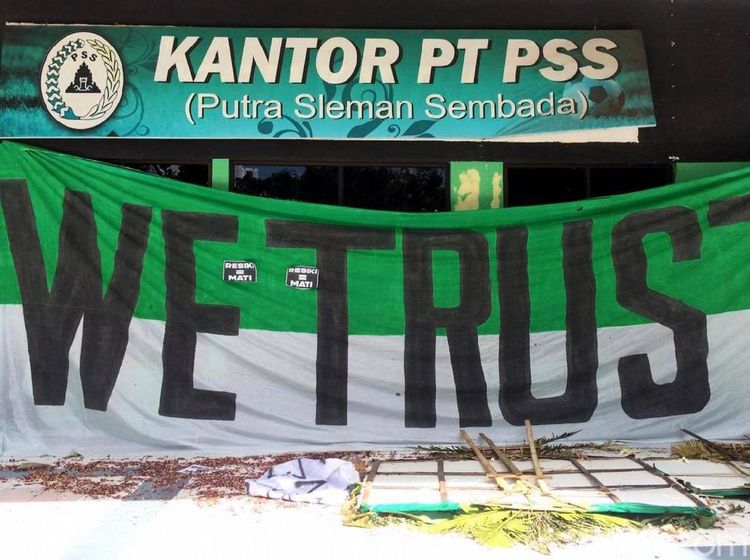 Penampakan Kantor PSS yang Dihiasi Aneka Spanduk Protes